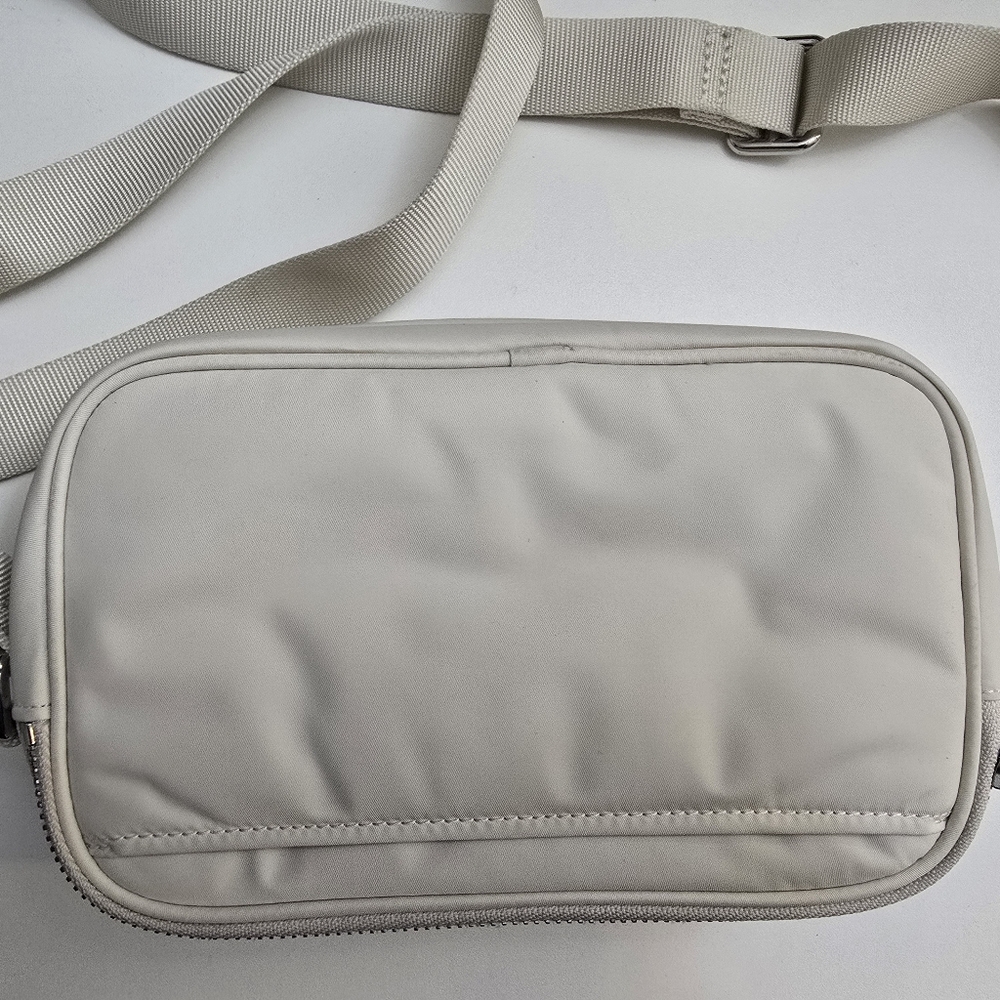 Lululemon Crossbody Camera Bag 2L - Picture 7 of 11